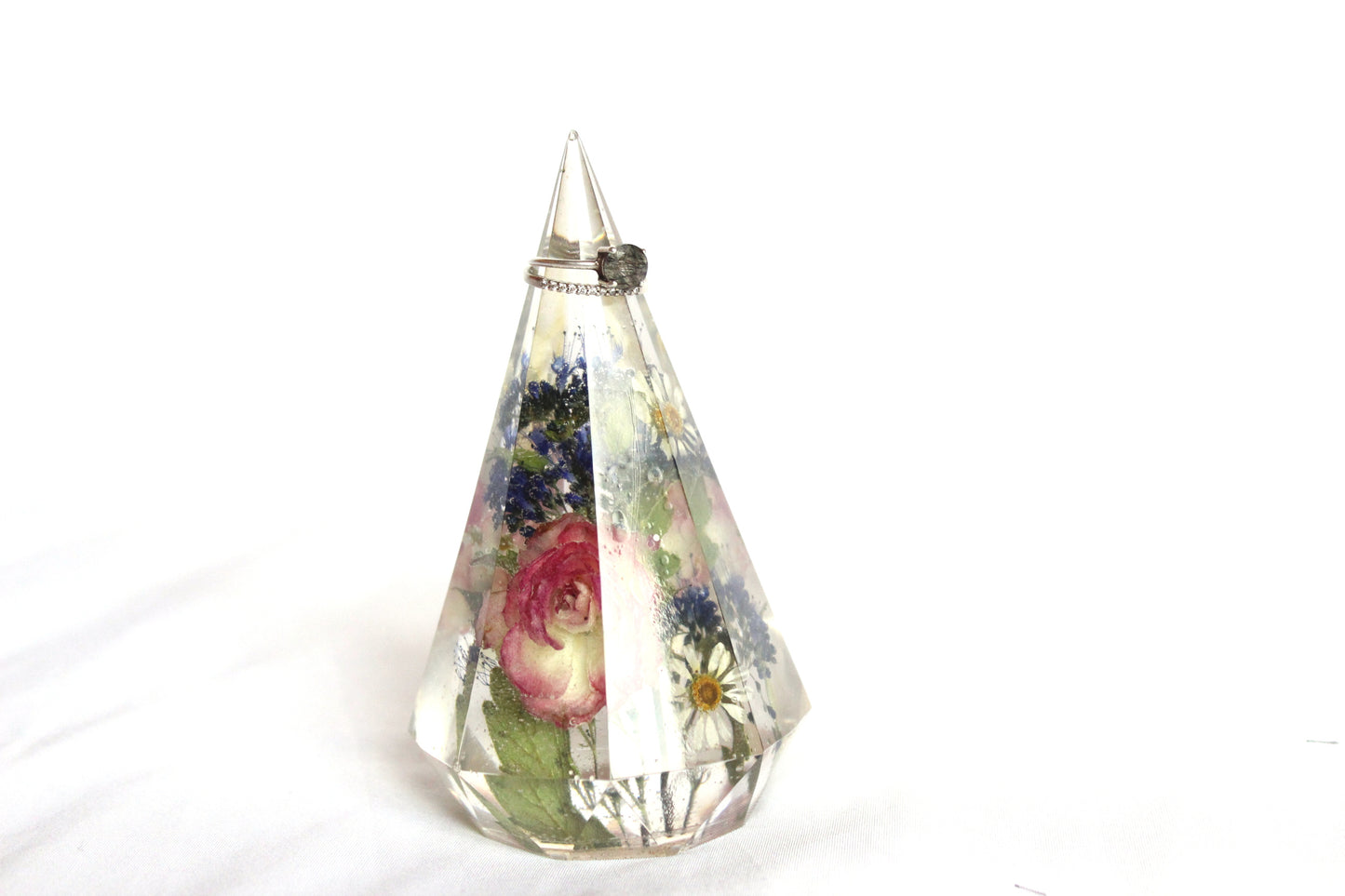 Ringhalter mit Hochzeitsblumen