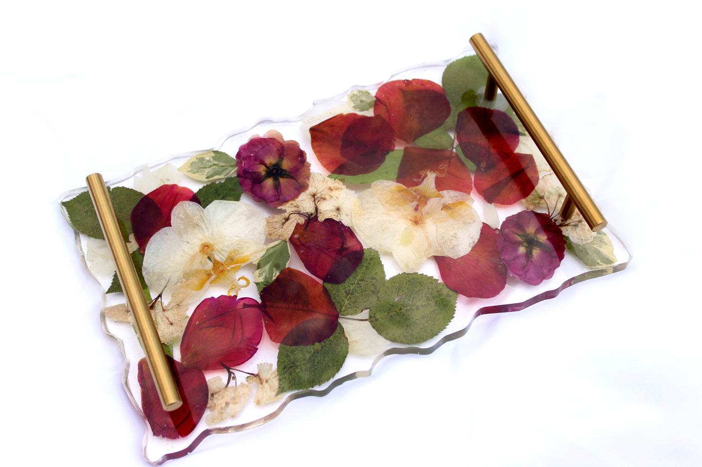 Tablett mit gepressten Blüten