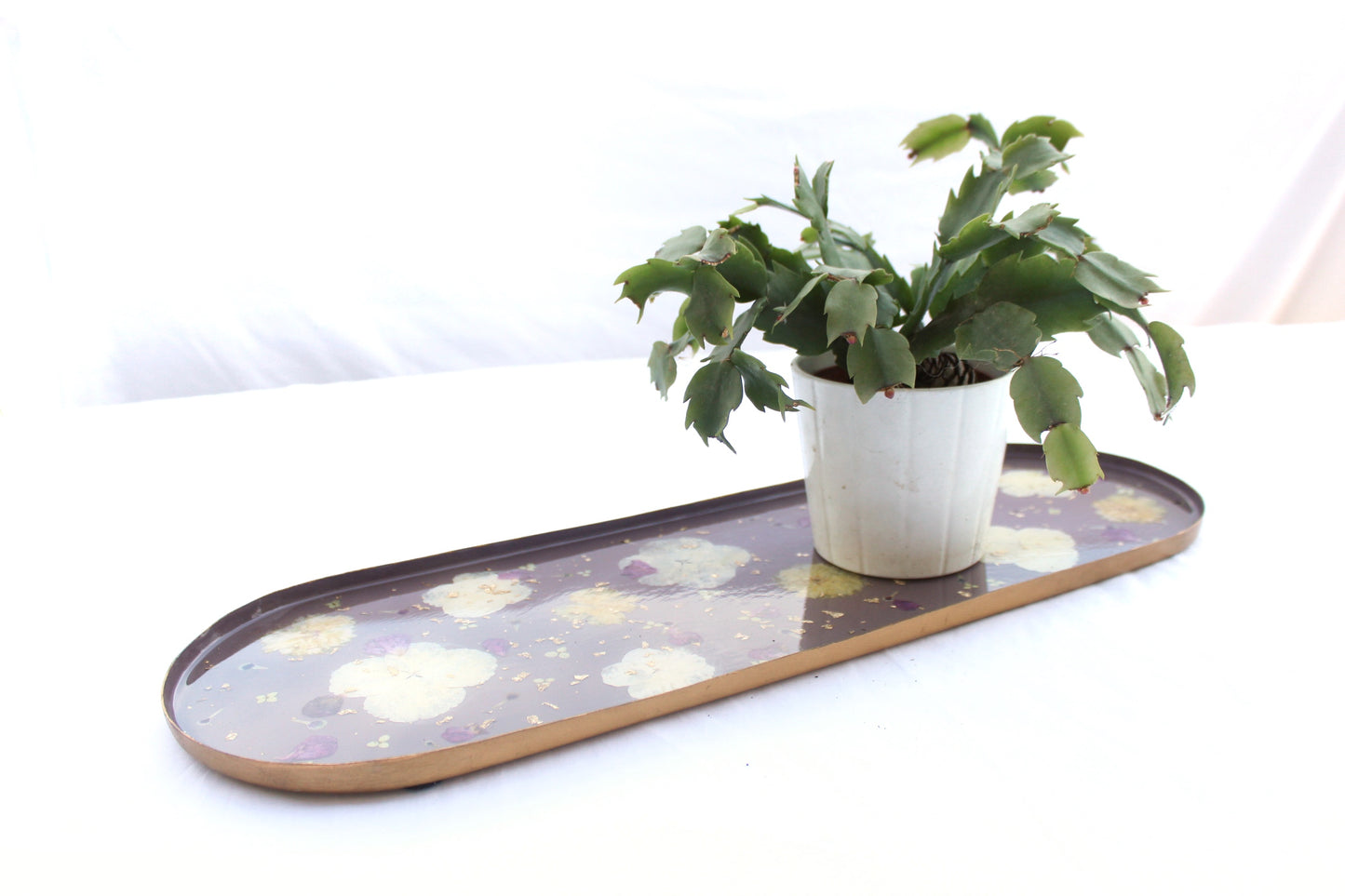 Tablett mit gepressten Blüten