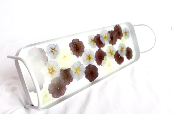 Tablett mit gepressten Blüten