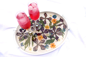 Tablett mit Hochzeitsblumen